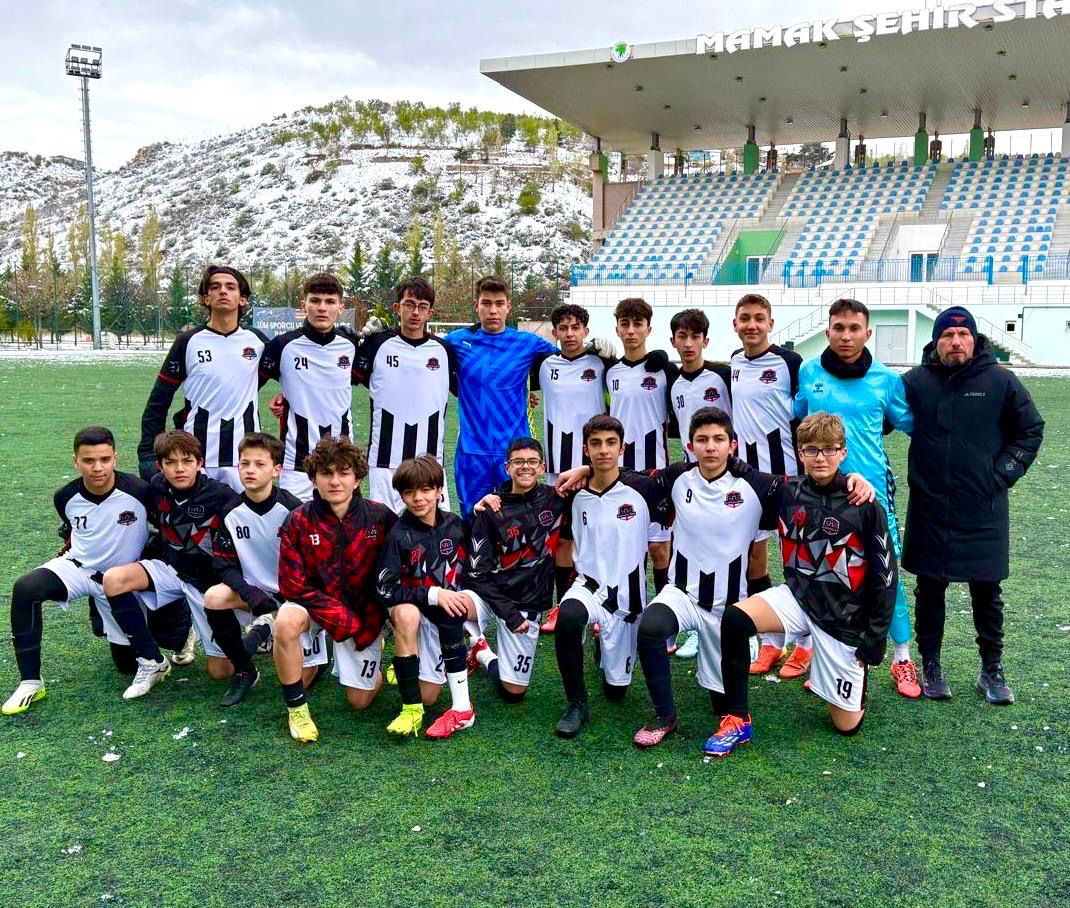 Karlı sahada Alacaatlı Spor Kulübü takım fotoğrafı