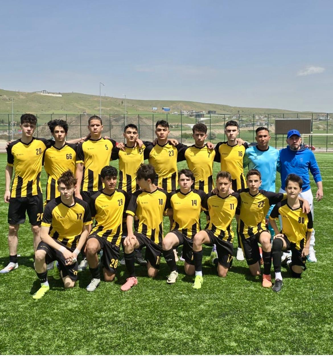 Sarı siyah formalı Alacaatlı Spor Kulübü takım fotoğrafı
