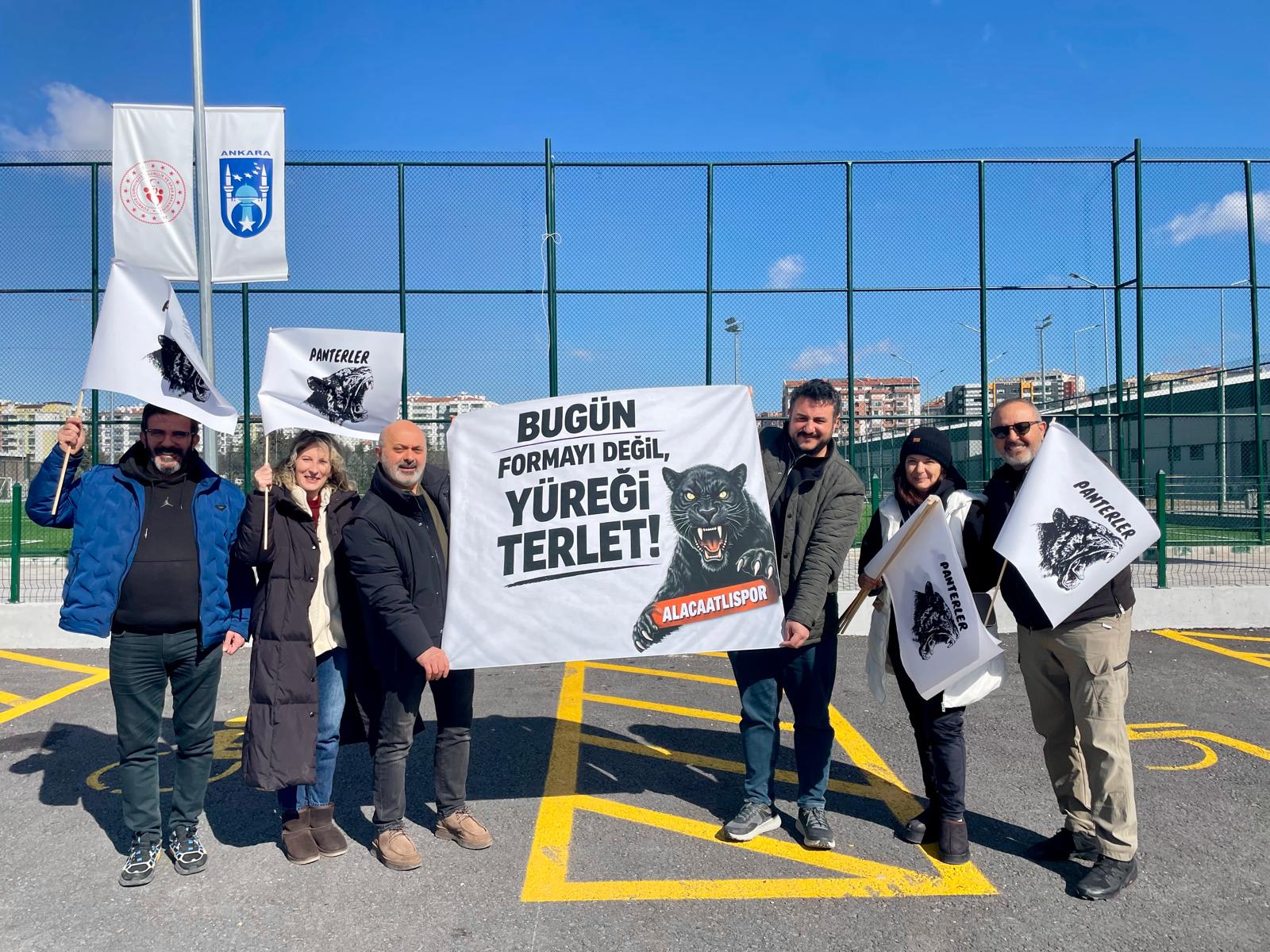 Alacaatlı Spor Kulübü taraftarları ve pankartı